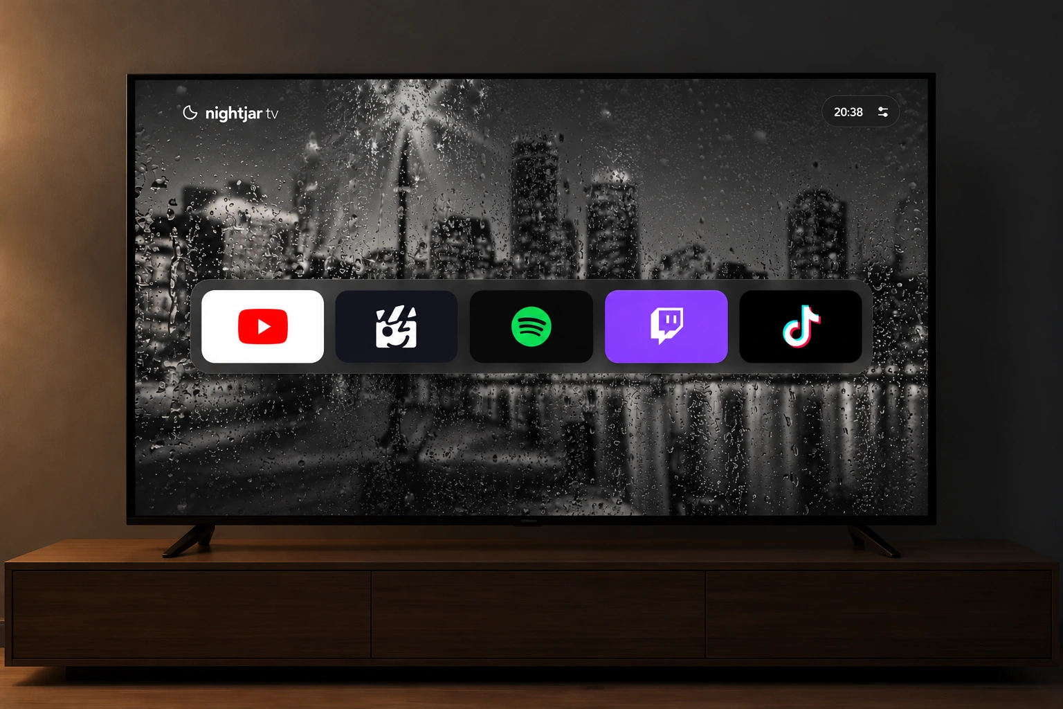 Nightjar TV mit dunkler Regenansicht und fünf Apps, KI-Gerätemockup mit echtem Screenshot.
