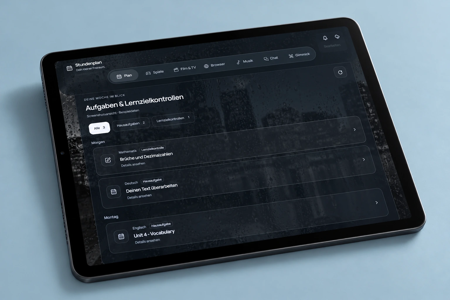 Mein Stundenplan mit aktuellem Regeneffekt auf einem iPad, KI-Gerätemockup mit echtem Screenshot.